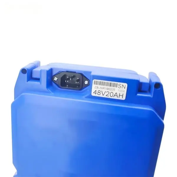 High-capacity battery pack for grass and hedge trimmers